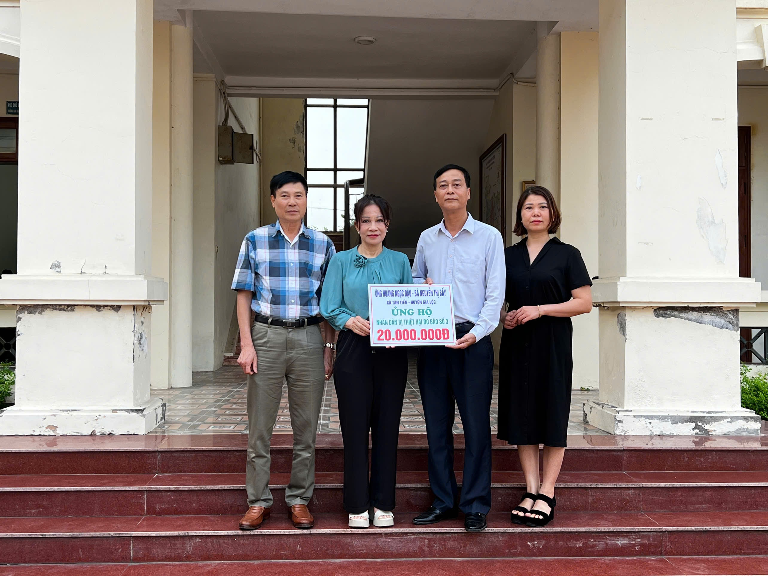 Gia đình ông bà Dậu Bẩy.jpg