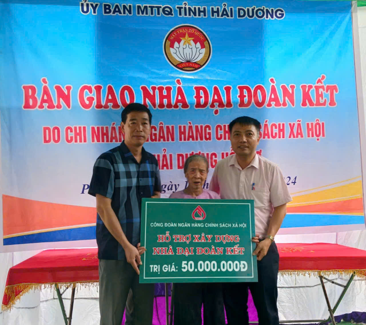 ảnh trao nhà 1.jpg