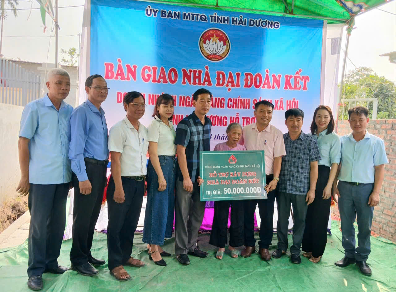 ảnh trao nhà 2.jpg